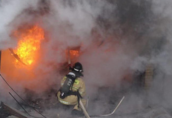 Спасатели МЧС оперативно потушили пожар в гараже