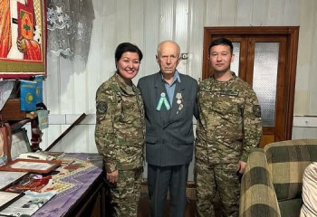 Ұландықтар тыл ардагеріне құрмет көрсетті