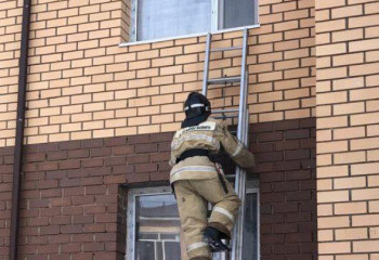 Запертого шестилетнего ребенка выручили спасатели МЧС.