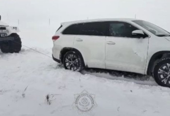 Ақтөбеде жеңіл көлік қар құрсауында қалып қойды