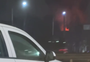 В Алматы вспыхнул пожар на складе рынка «Сауран»