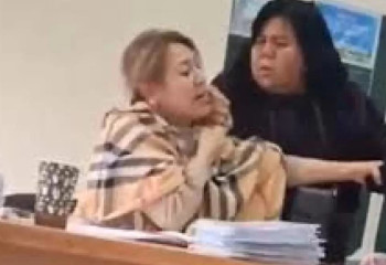 Желіде мұғалімді сабақ үстінде ұрған әйелдің видеосы тарады