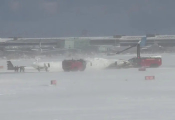 80 жолаушысы бар ұшақ әуежайда қонатын кезде аударылып қалды