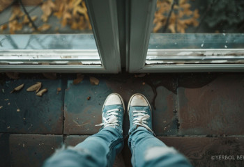 Девушка пыталась спрыгнуть из окна гостиницы в Уральске