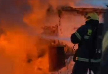 Өрт сөндірушілер жанып жатқан үйден газ баллонын алып шықты