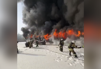 Пожарные 2 часа не могут потушить пожар на складе в Ауэзовском районе Алматы