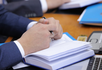 Депутаттар Қазақстанда коучтар мен бизнес-тренерлерді сертификаттауды ұсынды