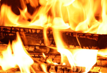 Павлодарда өртенген үйден 12 адам құтқарылды