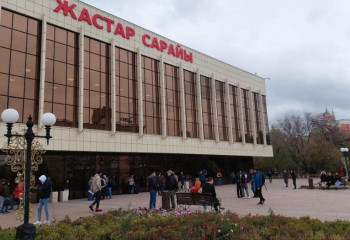 В Астане работники культуры продолжают экочеллендж «Менің аулам»