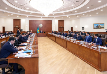 Olzhas Bektenov discusses problems and prospects of transport and logistics industry development with entrepreneurs