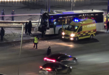 Водитель автобуса в Астане не справился с управлением и врезался в столб