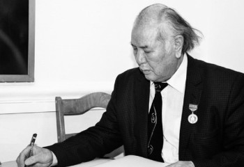 Мемлекет басшысы көрнекті жазушы, драматург Дулат Исабековтің отбасына көңіл айтты