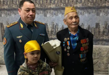 Ұлттық ұлан сарзбаздары 101 жастағы соғыс ардагерін құттықтады