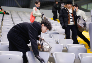 Болельщики Астаны вновь показали пример, убрав мусор после матча