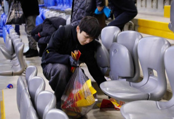 Футбол жанкүйерлері Астанадағы ойыннан соң қоқысты жинап кетті