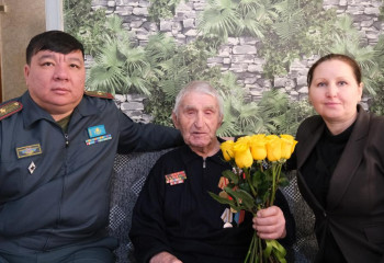 В Павлодаре военнослужащие поздравили ветерана войны с днем рождения