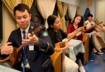 Проводник поезда и юные таланты сыграли легендарный кюй «Адай»