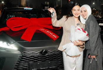 Фариза Төреәлі екі ұлы бар сіңлісіне күтпеген тосынсый жасады