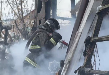 Спасатели МЧС отстояли от огня гараж с машиной в Костанайской области