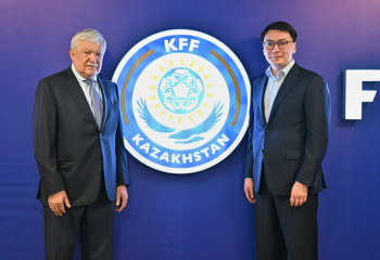 ФИФА вице-президенті Шандор Чаньи ҚФФ кеңсесіне келді