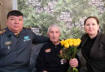 Павлодарда әскери қызметшілер соғыс ардагерін туған күнімен құттықтады