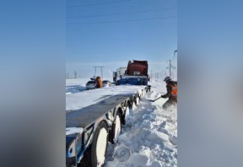 Спасатели помогли застрявшему грузовику на трассе 