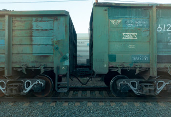 Восемь вагонов грузового поезда сошли с рельсов: суд наказал виновного в ЧП в Туркестанской области