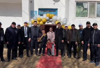 Ауыл мектебінің түлектері көпбалалы анаға баспана сыйлады