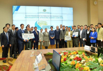 Аида Балаева вручила молодым казахстанским писателям и поэтам Президентскую литературную премию