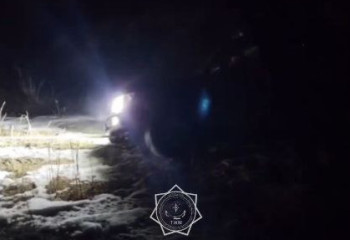 Жетісуда екі жеңіл көлік мұз астына түсіп кетті