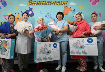 Шымкентте ҚХА мүшелері сәбилі болған аналарға құрмет көрсетті