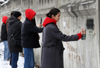 Заң мен тәртіп: Алматы жастары ғимараттардағы есірткі жарнамаларын өшірді