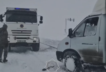 В Мангистауской области спасатели МЧС помогли застрявшим в снегу автомобилистам