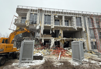 В Алматы начали снос незаконного трехэтажного здания