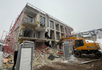 В Алматы начат снос очередного незаконного объекта
