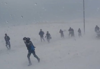 Военные моряки отбуксировали застрявшие в метели автомобили и автобусы под Актау