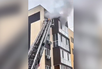 В Алматы вспыхнул пожар в квартире многоэтажки на Северном Кольце