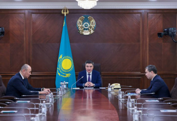 Бектенов представил коллективу Министерства промышленности и строительства нового министра