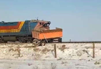 Атырау облысында жүк көлігі пойызбен соқтығысты
