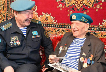 Ветеран-десантник поздравил казахстанцев с Днем благодарности