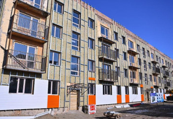 В Курчатове обновляют жилые дома для многодетных семей и сирот