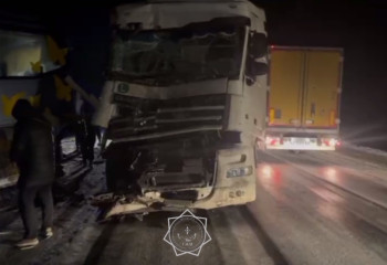 Большегруз и автобус столкнулись на трассе в Актюбинской области