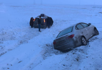 В Костанайской области полицейские и спасатели помогли иностранцам после аварии