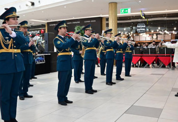 Марши, дефиле и песни Победы: военные музыканты организовали трогательный концерт