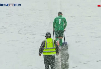 Футболисты помогли стюардам очистить поле от снега в матче «Кайсар» - «Женис»