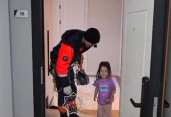 Астанада пәтерде қамалып қалған 3 жасар бүлдіршін құтқарылды