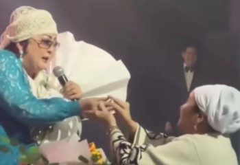 Димаш Құдайбергеннің әжесі Мақпал Жүнісоваға алтын тақты