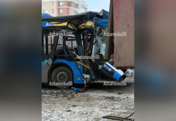 Автобус столкнулся с грузовиком на левом берегу Астаны: есть пострадавшие