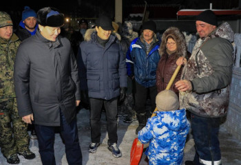 Аким Актюбинской области лично проверил ночную уборку снега в городе