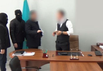 Оралда 1,5 млн теңге пара алған шенеунік 7 жылға сотталды